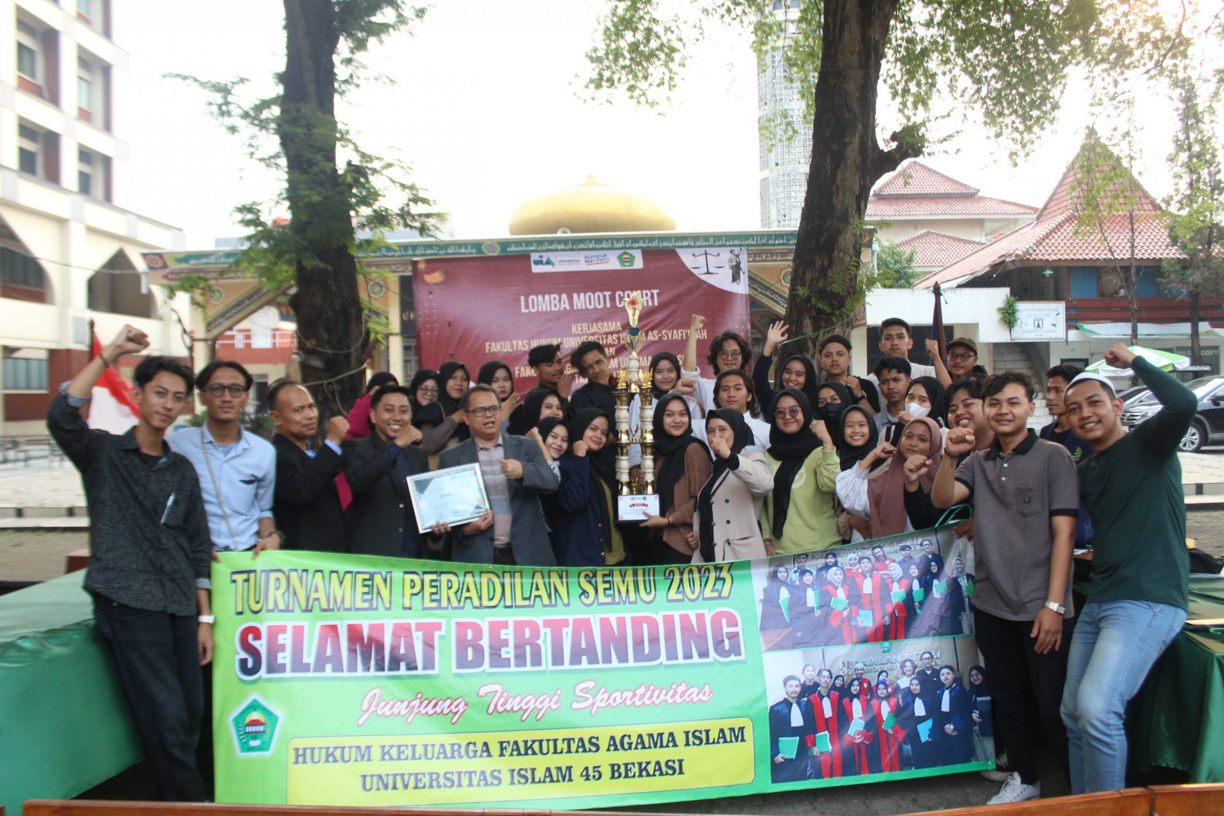 Delegasi Tim Mahasiswa Ahwal Al-Syaksyiah UNISMA Bekasi Raih Juara 1 Lomba Moot Court (Peradilan Semu) di Universitas As-Syafi’iyah